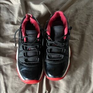 Nike Kids Black and Red Low-Top Sneakers